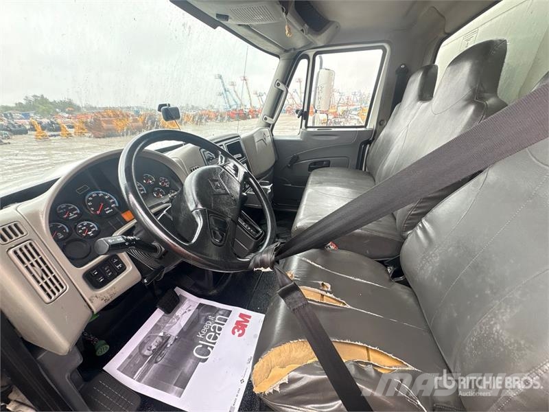 International 4300 Camiones con caja de remolque
