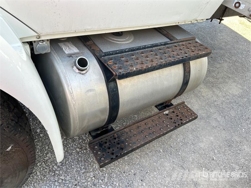 International 4300 Samochody ciężarowe ze skrzynią zamkniętą