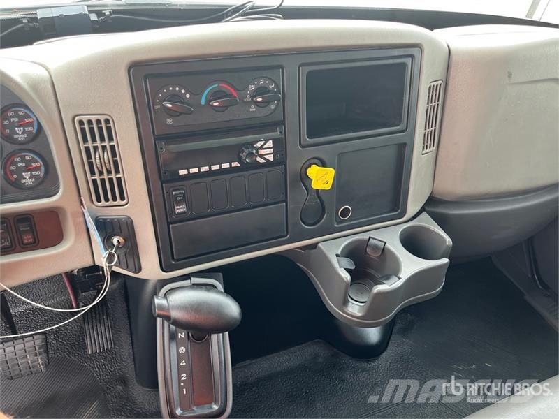 International 4300 شاحنات ذات هيكل صندوقي