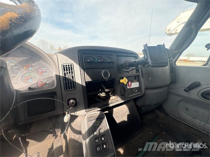 International 4300 Skříňová nástavba