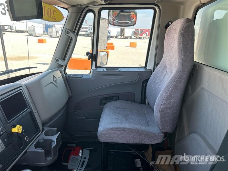 International 4300 شاحنات ذات هيكل صندوقي
