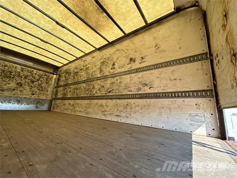International 4300 شاحنات ذات هيكل صندوقي
