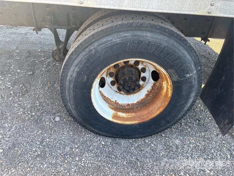 International 4300 شاحنات ذات هيكل صندوقي