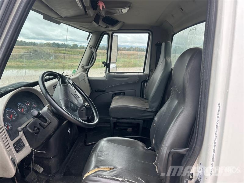 International 4300 Kabíny a interiér