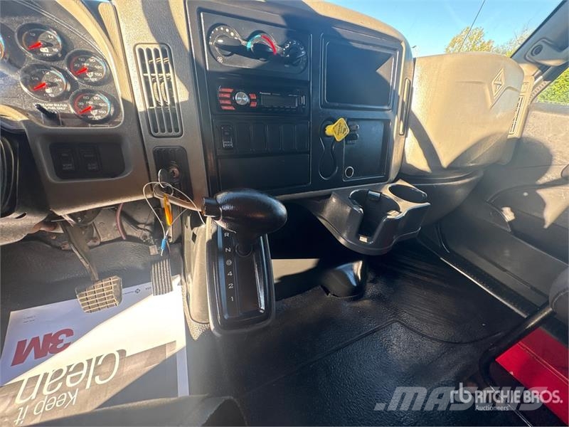 International 4300 شاحنات ذات هيكل صندوقي