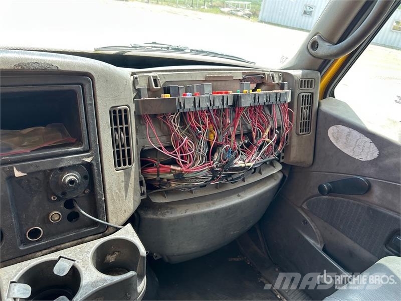 International 4300 Samochody ciężarowe ze skrzynią zamkniętą