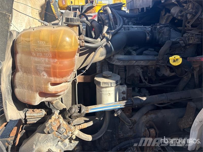 International 4300 شاحنات ذات هيكل صندوقي