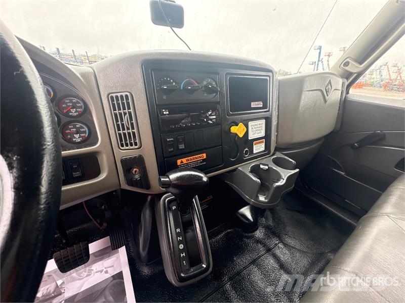 International 4300 Camiones con caja de remolque