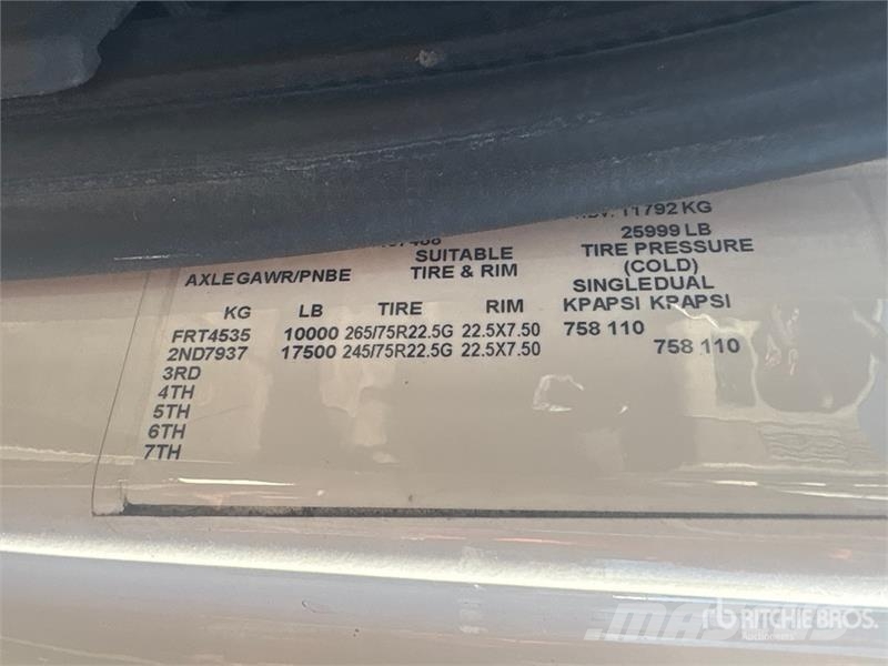 International 4300 شاحنات ذات هيكل صندوقي