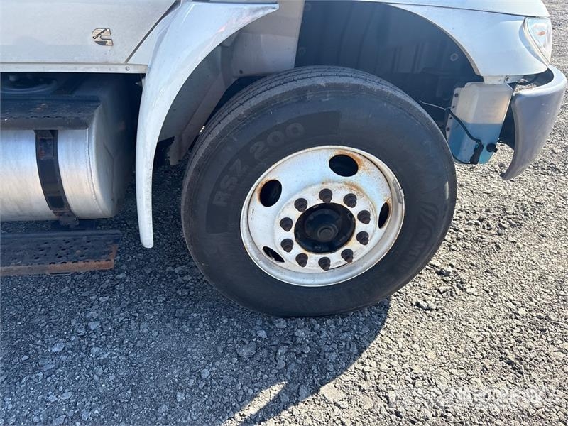 International 4300 Sunkvežimiai su dengtu kėbulu