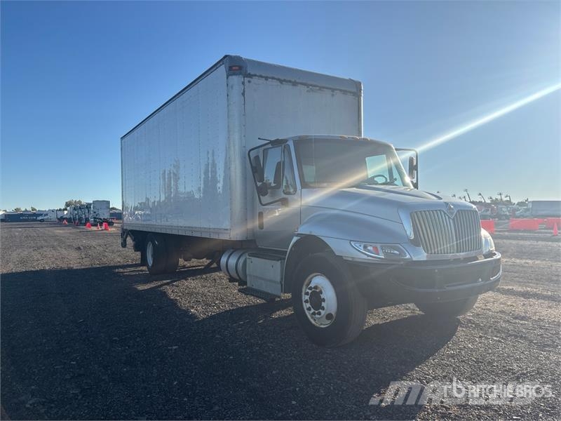 International 4300 شاحنات ذات هيكل صندوقي