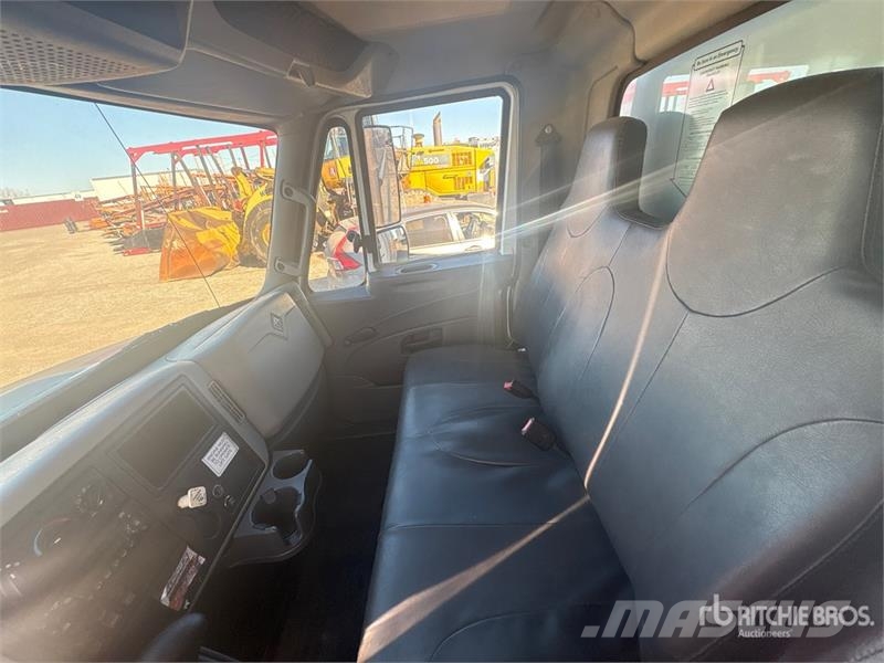 International 4300 شاحنات ذات هيكل صندوقي