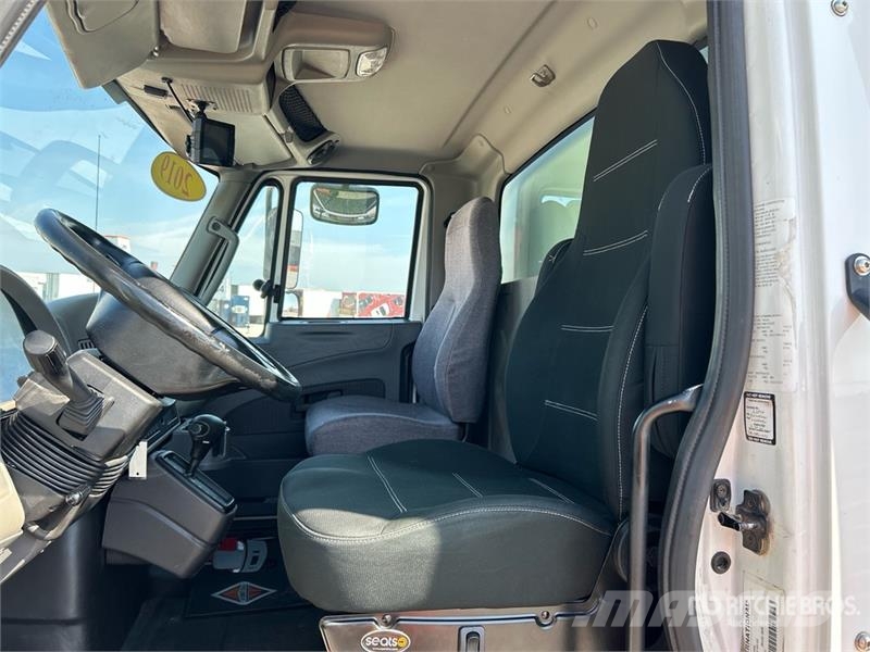 International 4300 شاحنات ذات هيكل صندوقي