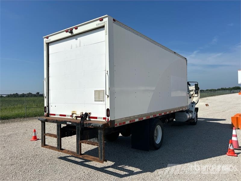 International 4300 شاحنات ذات هيكل صندوقي