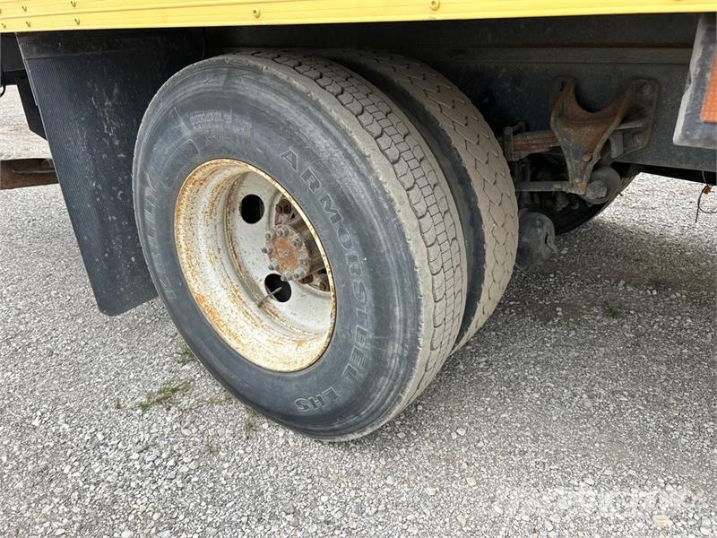 International 4300 Samochody ciężarowe ze skrzynią zamkniętą