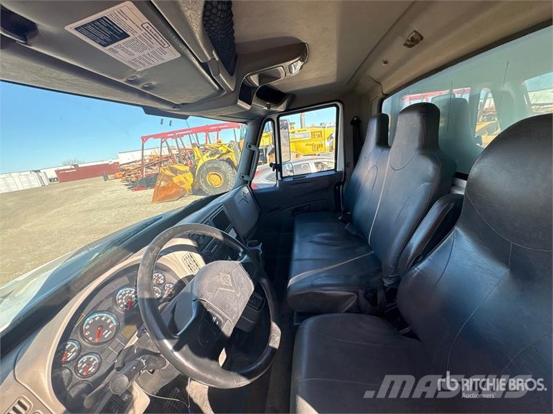 International 4300 شاحنات ذات هيكل صندوقي