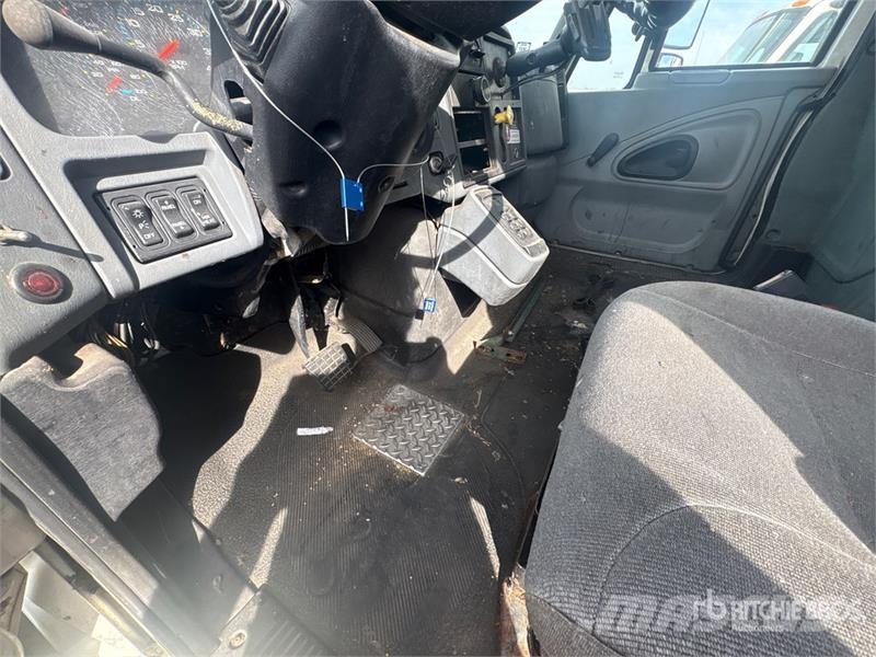 International 4300 Skříňová nástavba