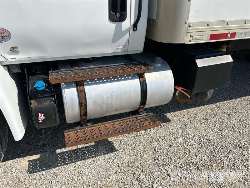 International 4300 شاحنات ذات هيكل صندوقي
