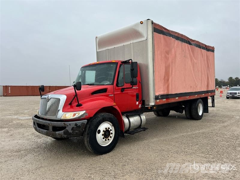 International 4300 Caminhões com cortinas laterais