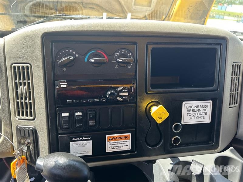 International 4300 Skriňová nadstavba