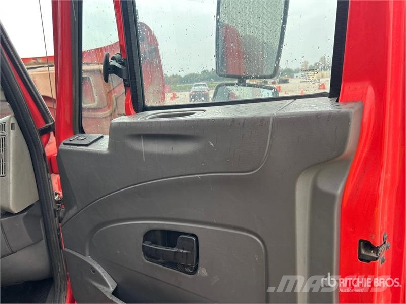 International 4300 4x2 Flatbed Truck 平ボディー