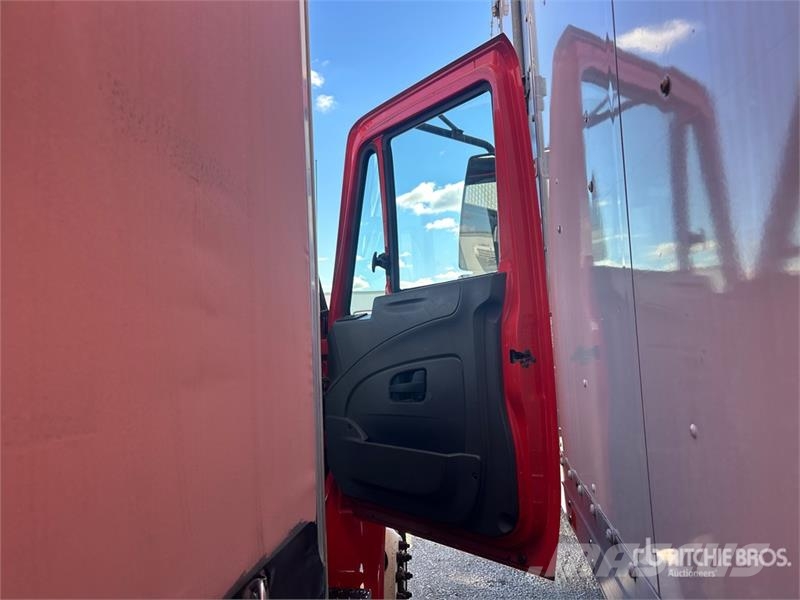 International 4300 4x2 Flatbed Truck Flakbilar