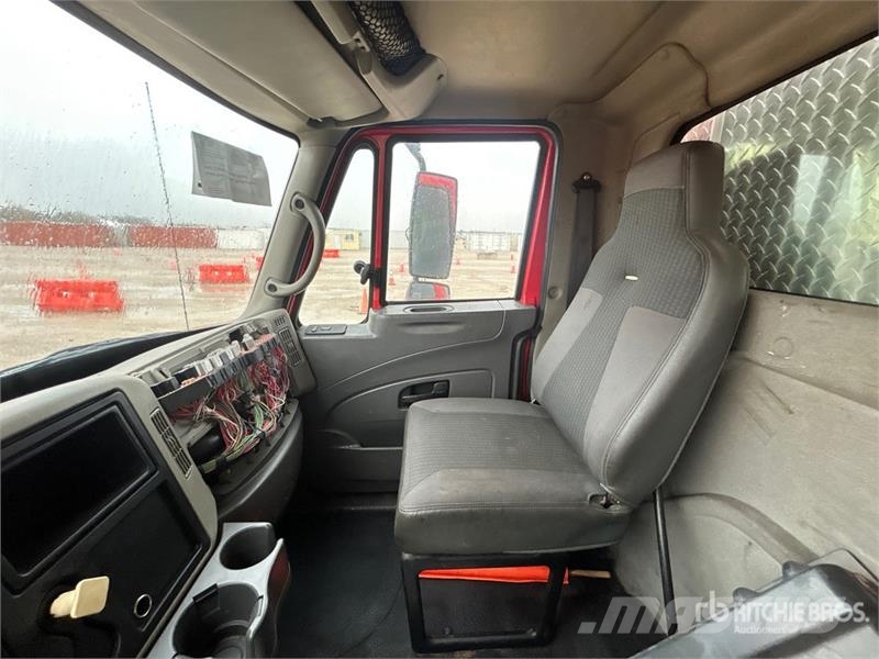International 4300 4x2 Flatbed Truck 平ボディー