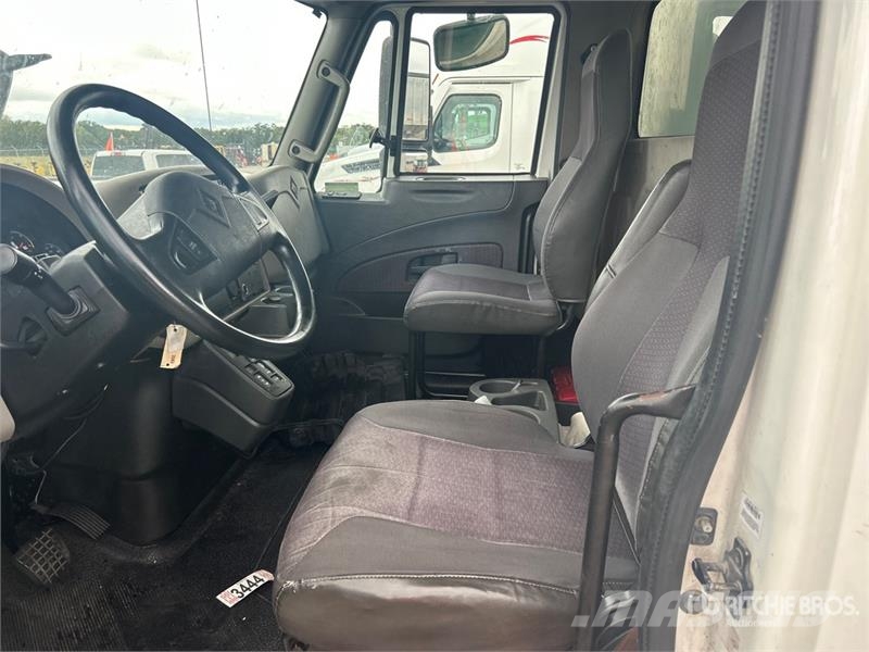 International 4300 SBA Furgons