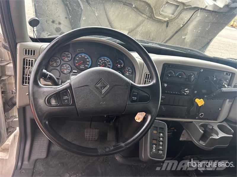 International 4300 SBA Furgons