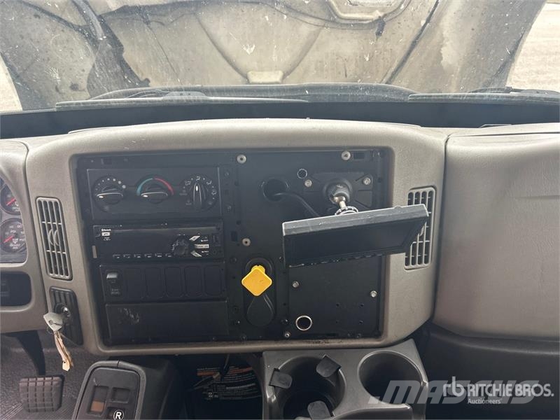 International 4300 SBA Furgons
