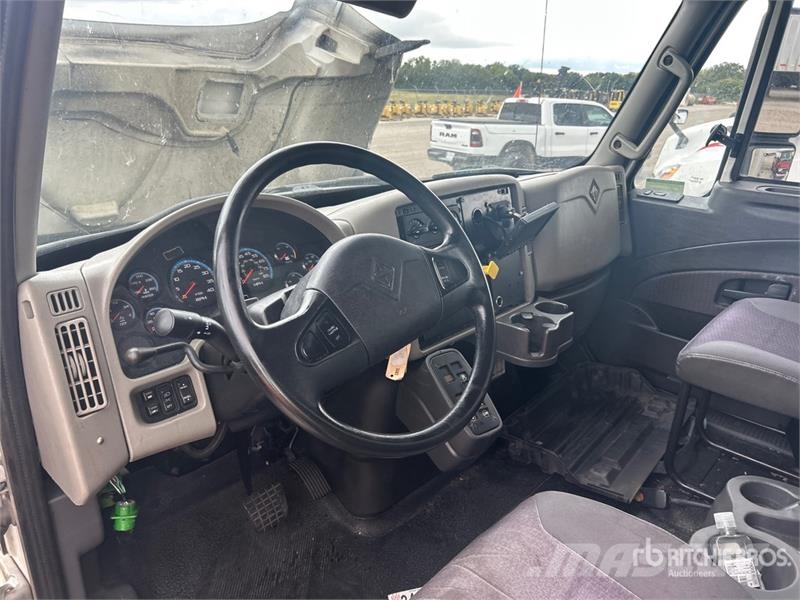 International 4300 SBA Furgons