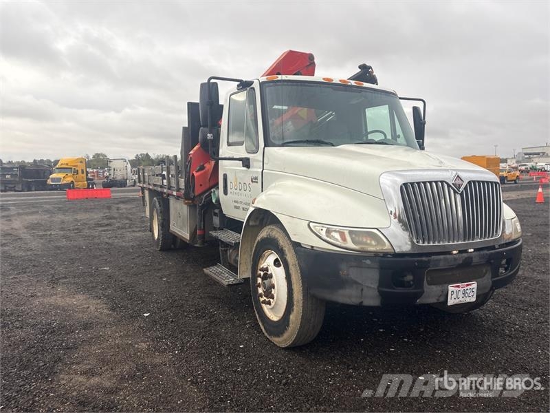 International 4400 4x2 w/ Crane Flatbed Truck Flatbed/Dropside trucks