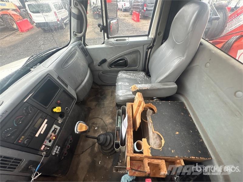 International 4400 4x2 w/ Crane Flatbed Truck Flatbed/Dropside trucks