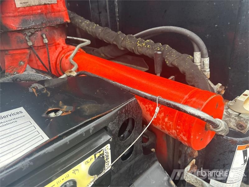 International 4400 4x2 w/ Crane Flatbed Truck Flatbed/Dropside trucks