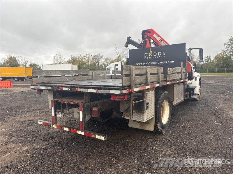 International 4400 4x2 w/ Crane Flatbed Truck Flatbed/Dropside trucks