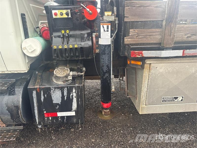 International 4400 4x2 w/ Crane Flatbed Truck Flatbed/Dropside trucks