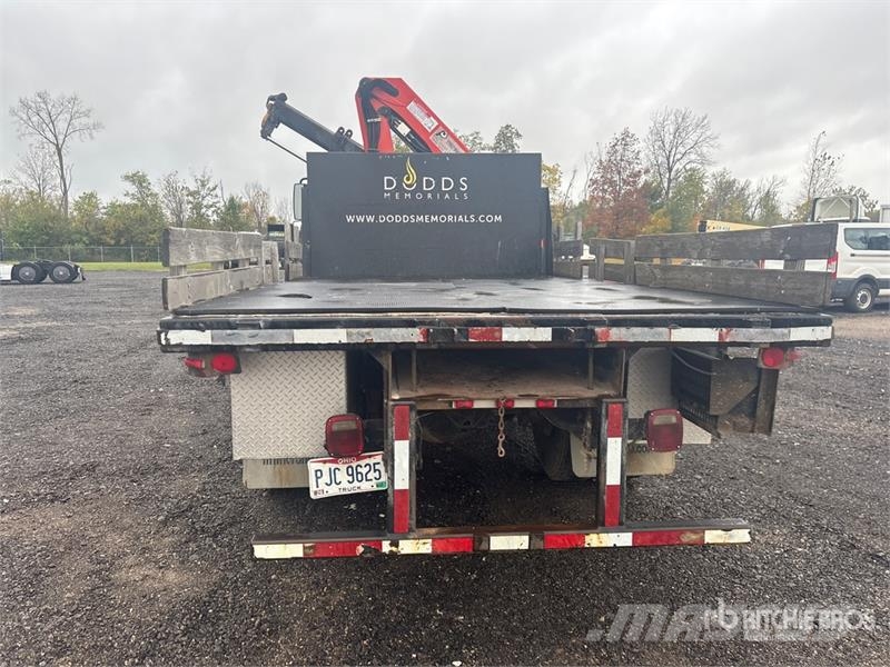 International 4400 4x2 w/ Crane Flatbed Truck Flatbed/Dropside trucks