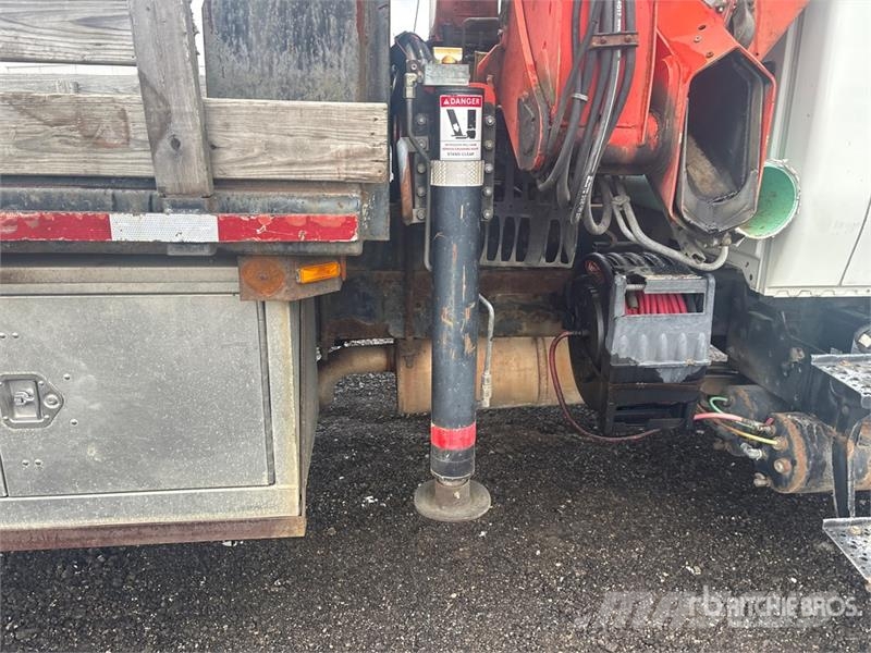 International 4400 4x2 w/ Crane Flatbed Truck Flatbed/Dropside trucks