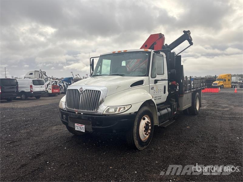 International 4400 4x2 w/ Crane Flatbed Truck Flatbed/Dropside trucks