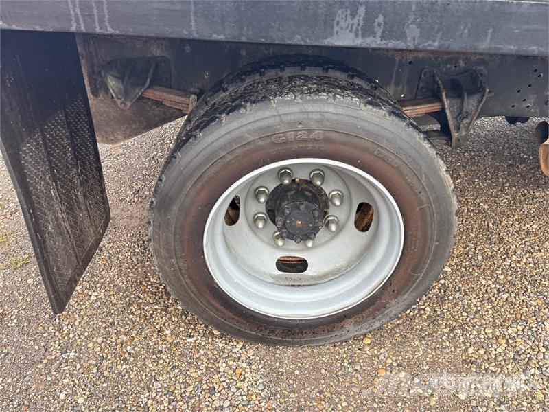 International 4700 Plošinové nákladné automobily/nákladné automobily so sklápacími bočnicami