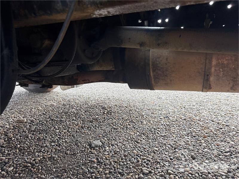 International 4700 Plošinové nákladné automobily/nákladné automobily so sklápacími bočnicami