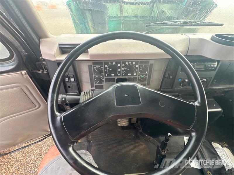 International 4700 Plošinové nákladné automobily/nákladné automobily so sklápacími bočnicami
