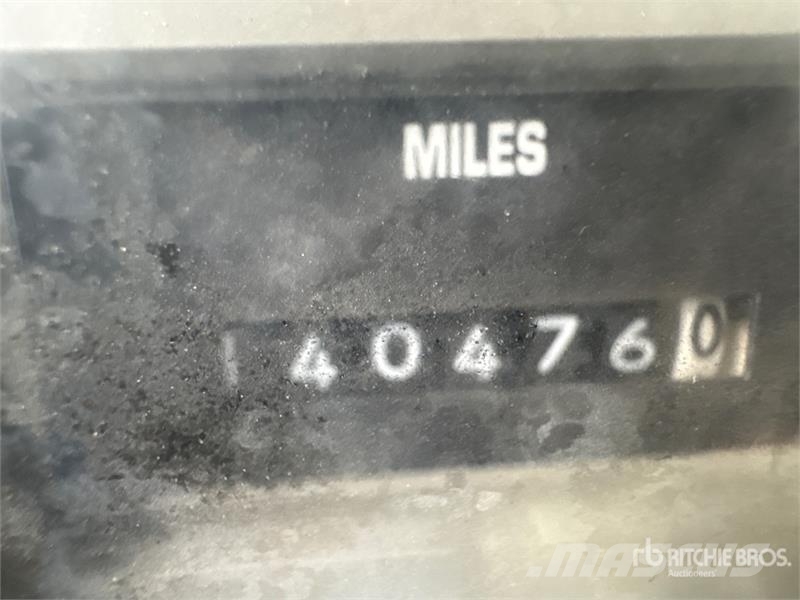 International 4700 Plošinové nákladné automobily/nákladné automobily so sklápacími bočnicami