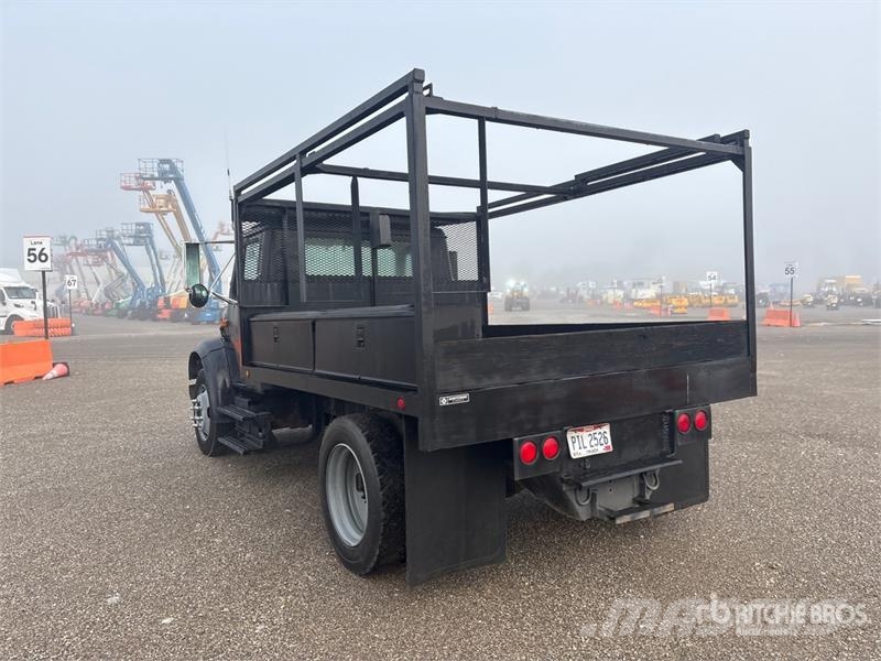 International 4700 Plošinové nákladné automobily/nákladné automobily so sklápacími bočnicami