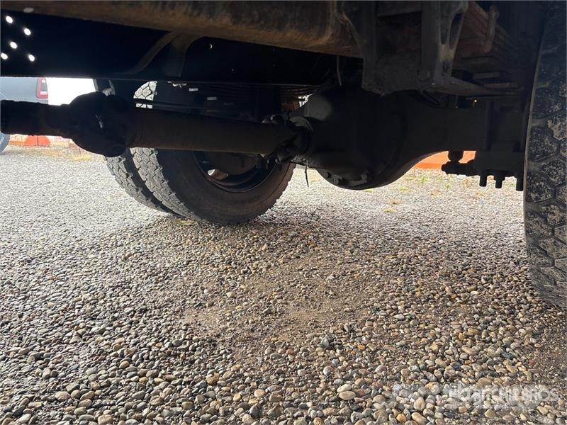 International 4700 Plošinové nákladné automobily/nákladné automobily so sklápacími bočnicami