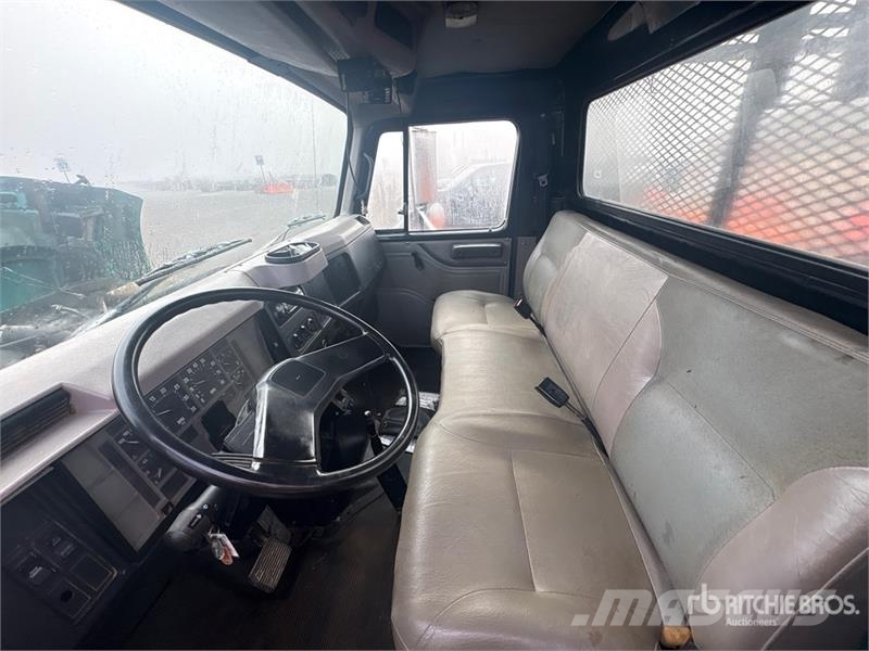 International 4700 Plošinové nákladné automobily/nákladné automobily so sklápacími bočnicami