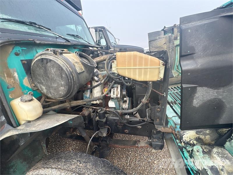 International 4700 Plošinové nákladné automobily/nákladné automobily so sklápacími bočnicami