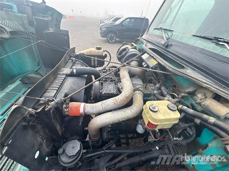 International 4700 Plošinové nákladné automobily/nákladné automobily so sklápacími bočnicami