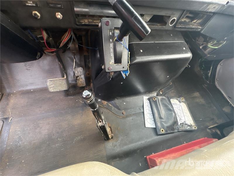 International 4700 Plošinové nákladné automobily/nákladné automobily so sklápacími bočnicami