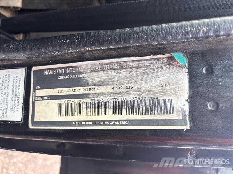 International 4700 Plošinové nákladné automobily/nákladné automobily so sklápacími bočnicami
